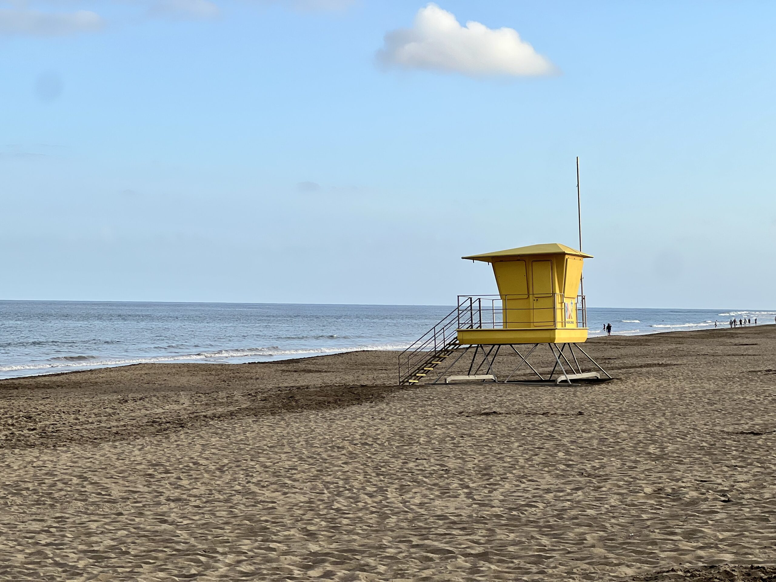 Playa del Inglés beach with a yellow lifeguard tower in Gran Canaria